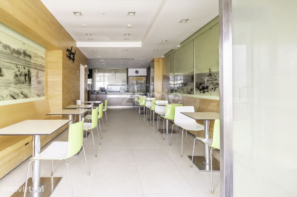 Prédio Torre de Moncorvo Com Loja Comercial