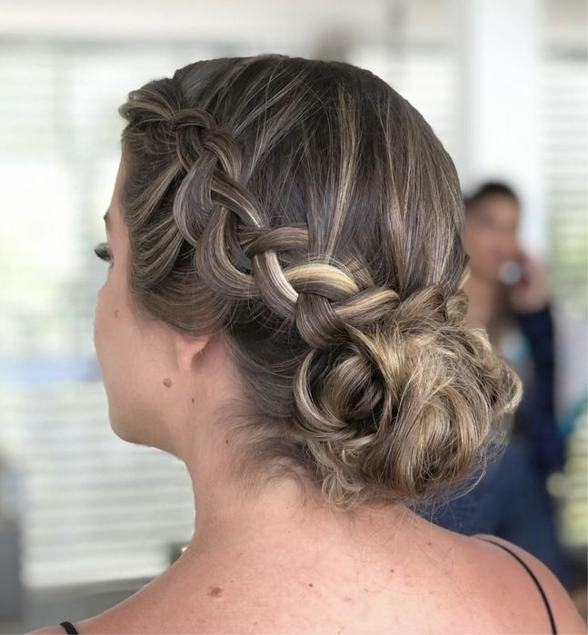 Cabeleireira e maquiadora brasileira. Apanhado para Noivas e eventos