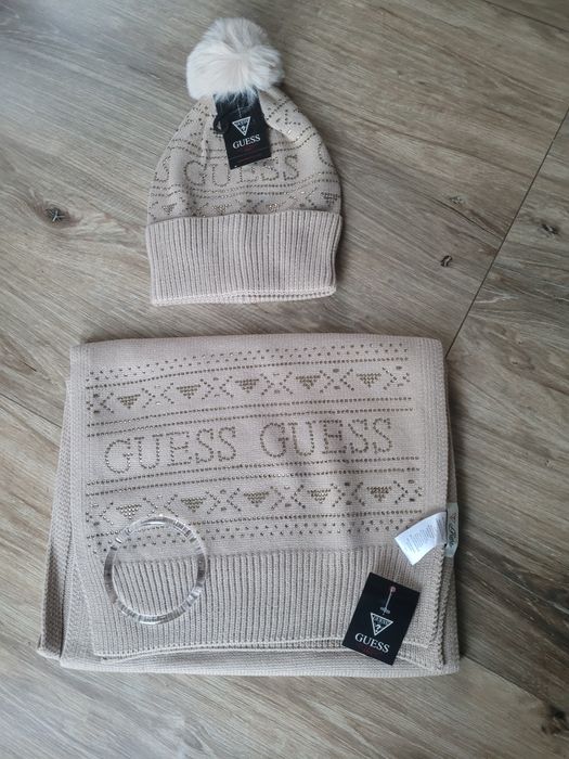 Komplet czapka i szalik Guess