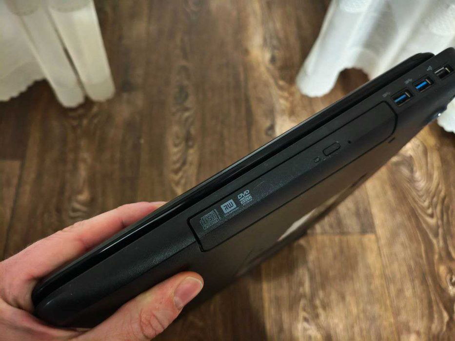 17.3 Dell Inspiron n7110 i5\8gb\Nvidia 525 1gb\128 gb SSD