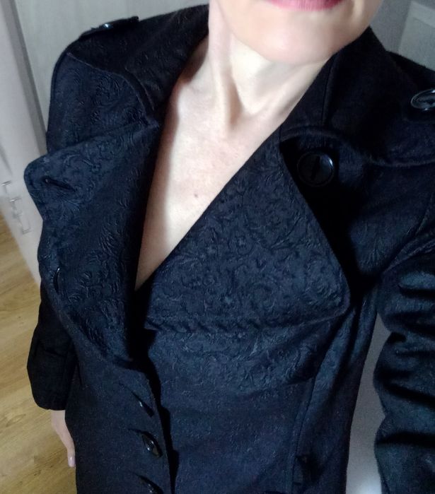 Czarny płaszcz Monton r.36, taliowany