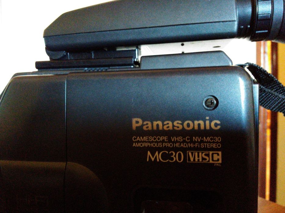 Câmara de Vídeo Panasonic NV-MC30 VHS-C Hi-Fi Stereo + Mala Original e Acessórios