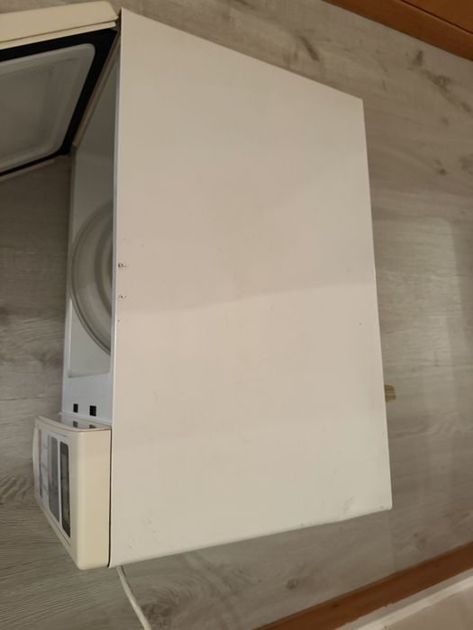 Microondas em funcionamento branco