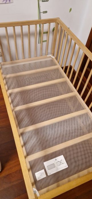 Berço + colchão + roupa + acessórios