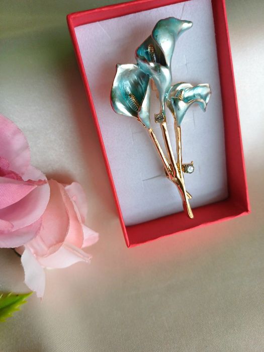 Broszka - Błękitne lilie.