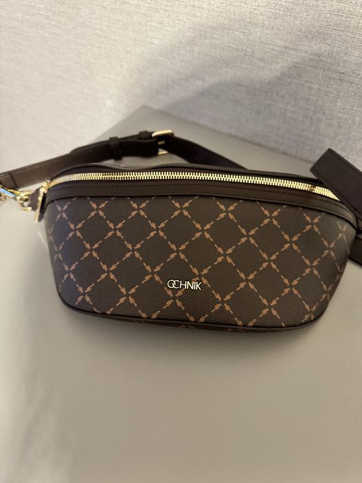 Brązowa nerka z monogramem