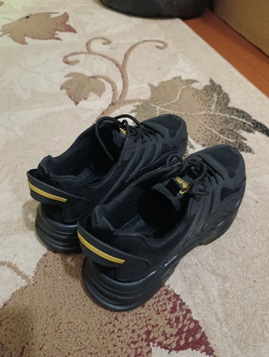 Чоловічі кросівки