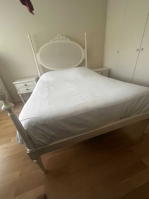 Cama D. Maria lacada com 2 mesinhas de cabeceira
