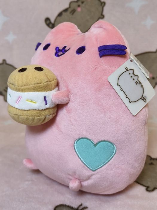 kolorowa maskotka pusheen z kanapką lodową