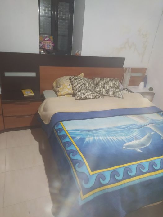 Cama de casal e roupeiro