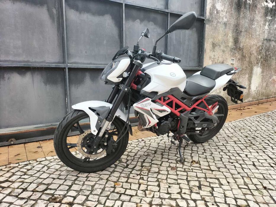 Benelli BN125 com topcase incluída