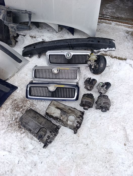 Бампер решітка Шкода Октавія тур оригінал капот