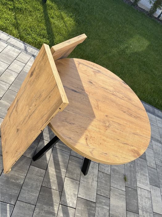 Stół okrągły rozkładany.