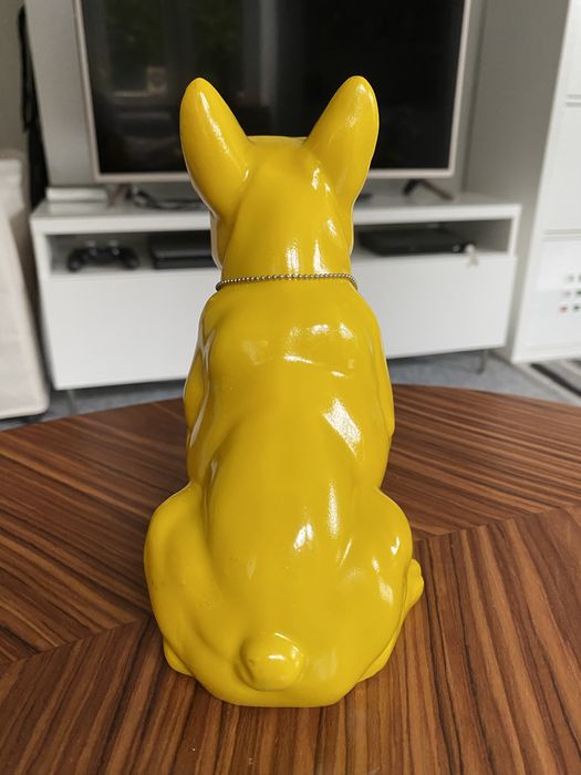 Figurka pies buldog francuski żółty z naszyjnikiem