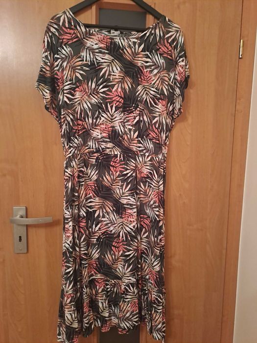 Sukienka wiskozowa w liście