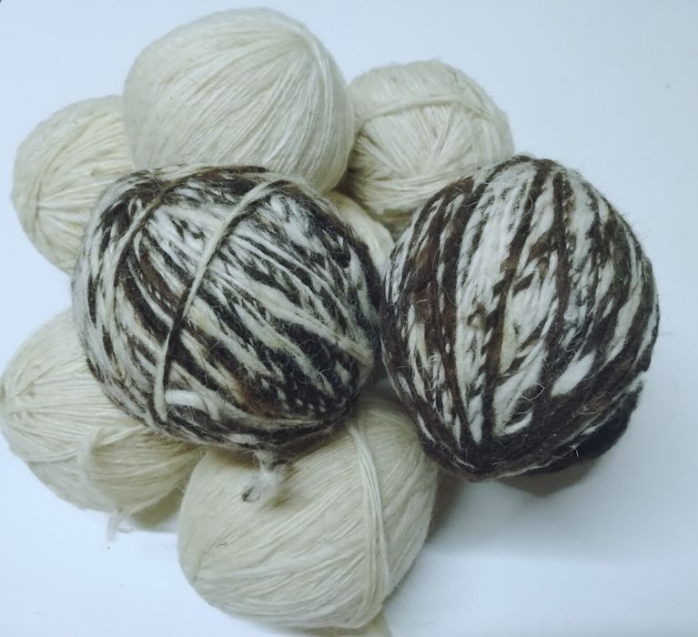 Novelos de lã fiada de forma artesanal