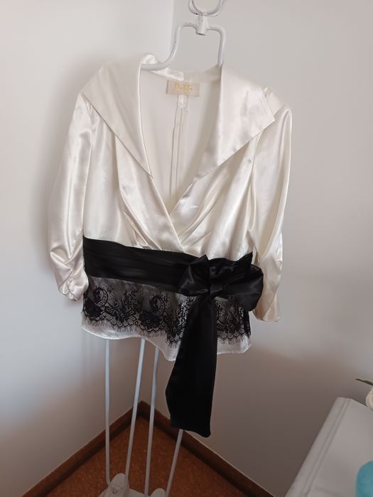 Elegante blusa acetinada, cerimónia-Pitti Difusion.