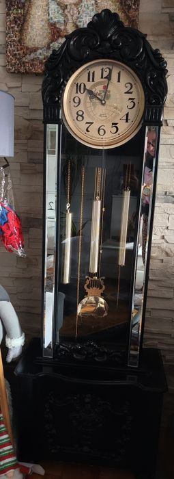 Zegar stojący z mechanizmem kwadransowym