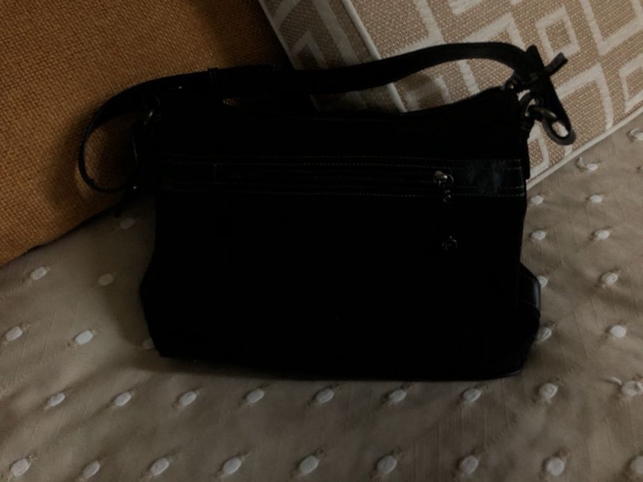 Carteira preta, em malha e cabedal