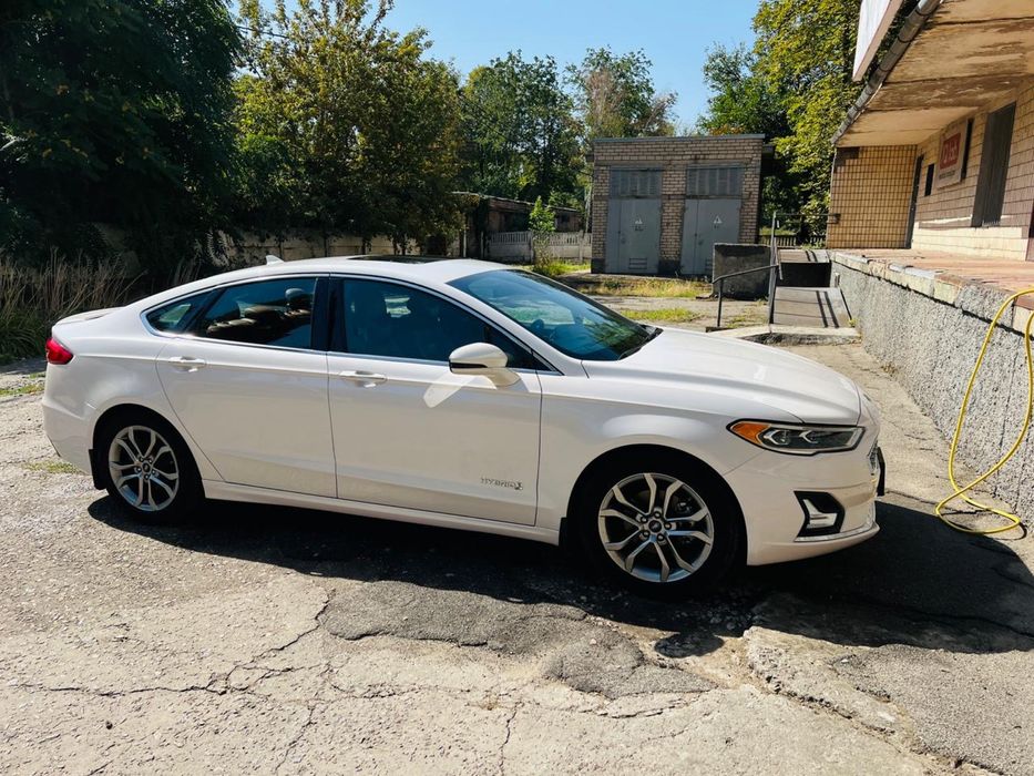 Продаж Ford Fusion Hybrid 2019