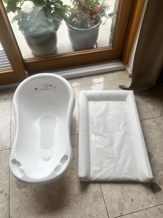 Wanienka i przewijak plus 3 przescieradla