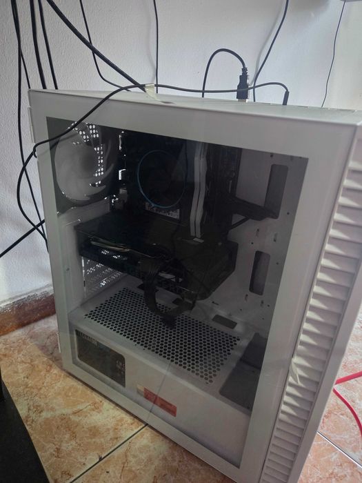 PC Gaming com monitore e cadeira