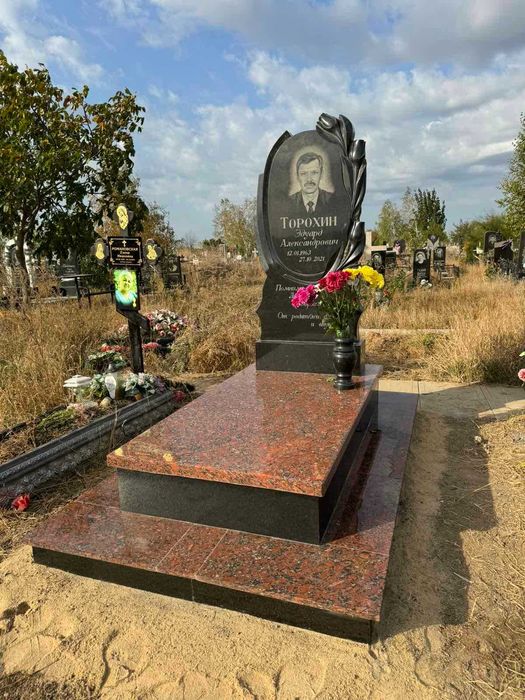 Гранітні пам'ятники (Виготовлення та встановлення)