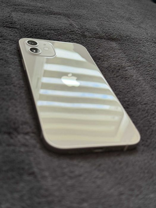 iPhone 12 128 GB + 4 etui + folia