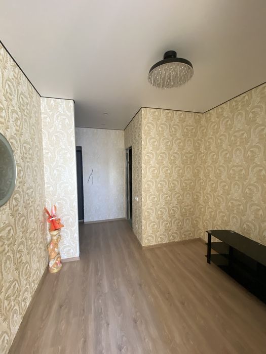 Простора квартира з гардеробом, газове опалення, середній поверх