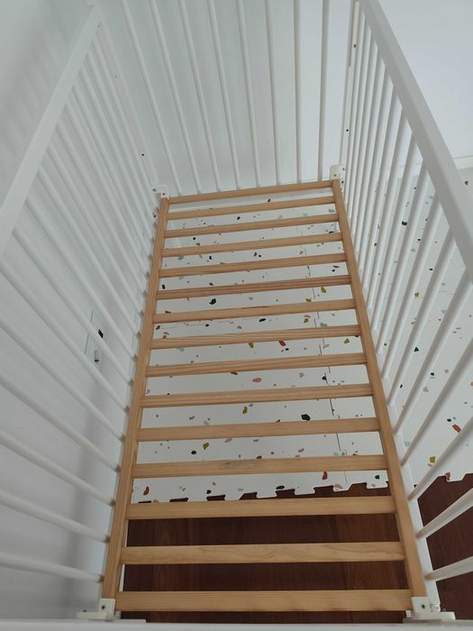 Cama de grades com colchão para bebé