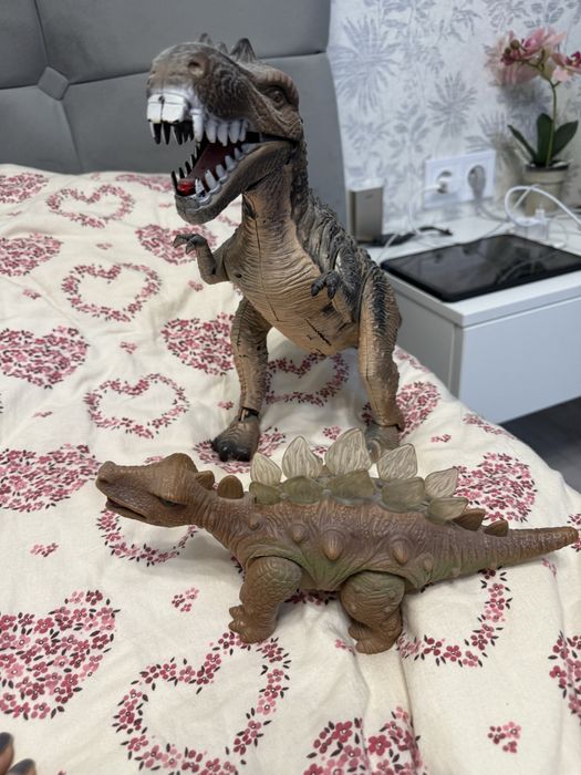 Два динозавра ,один ходит