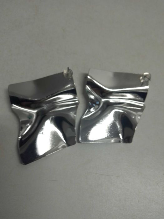 Brincos prateados novos