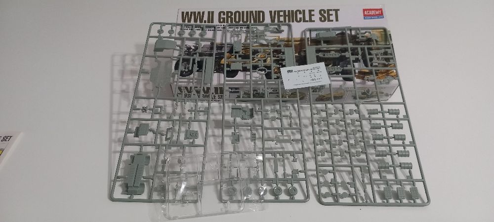 Kit Modelismo em plástico WW.II GROUND VEHICLE SET 1:72