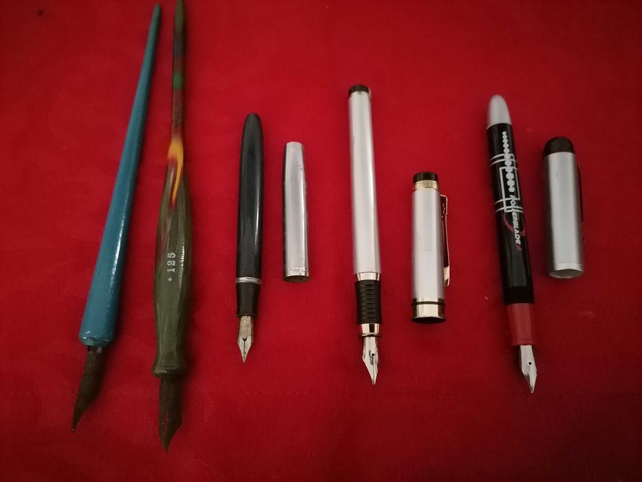 Suporte antigo de canetas de escritório