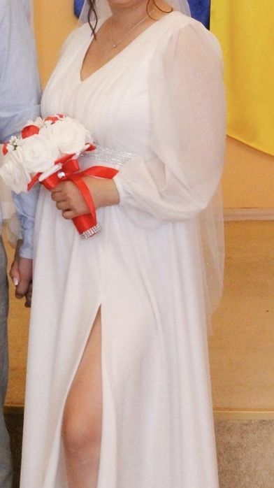 Продаю весільну сукню в гарному стані.