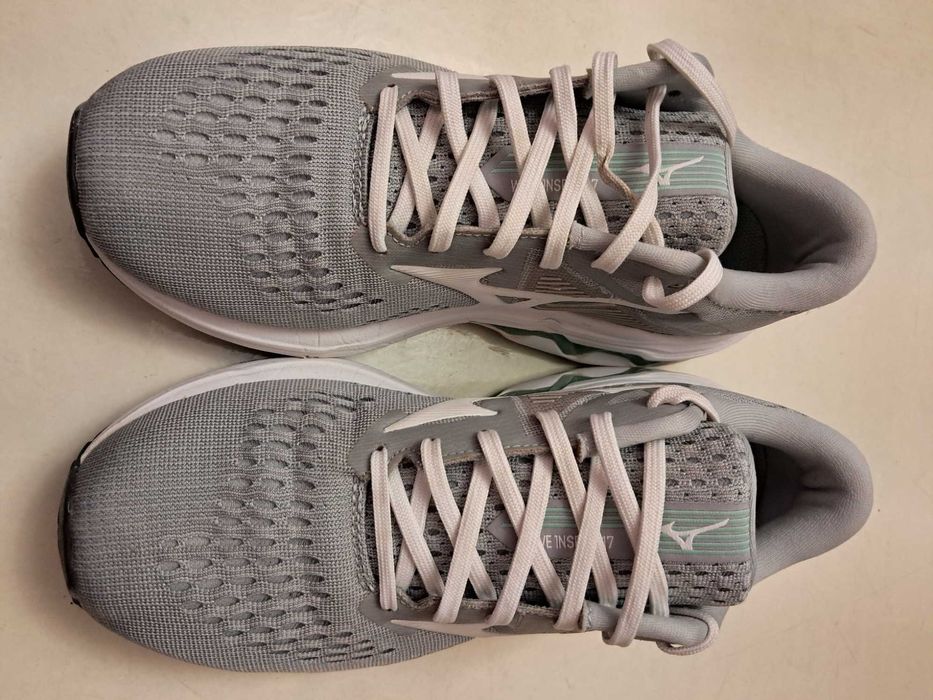 Оригинальные кроссовки MIZUNO   размер 38.5