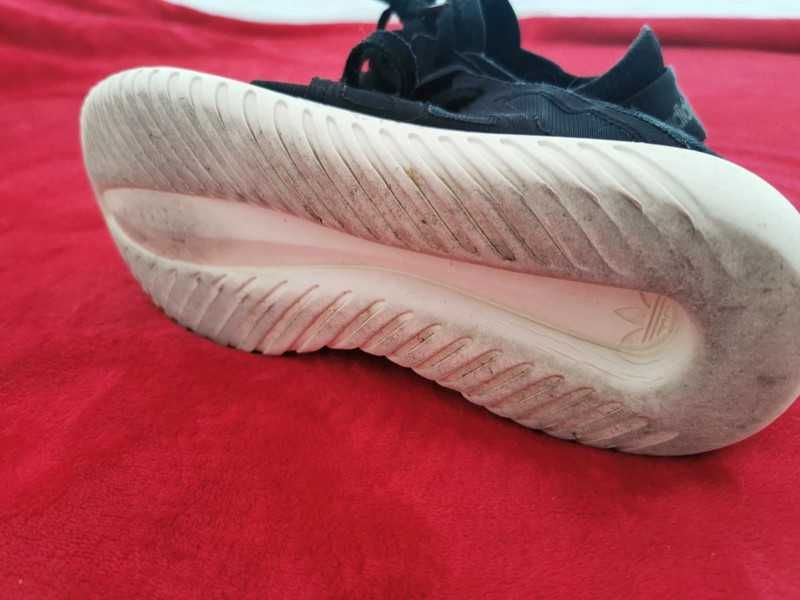 Ténis pretos Adidas