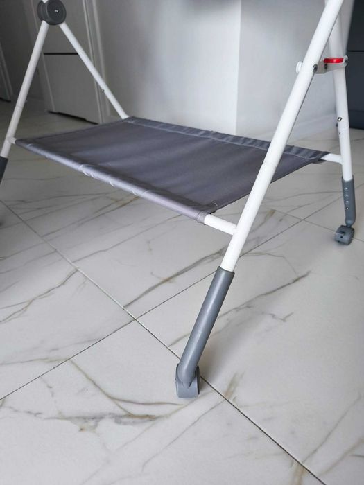 Przewijak na stelażu metalowym, stan bardzo dobry.