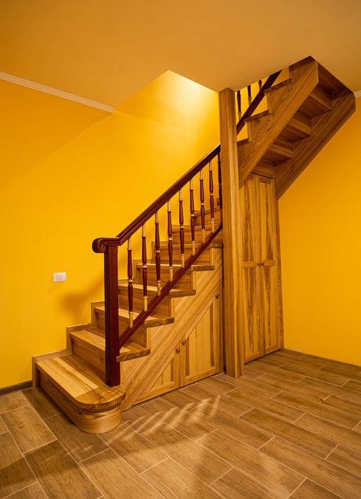 Дерев'яні сходи на другий поверх від ВИРОБНИКА з гарантією до 3 років