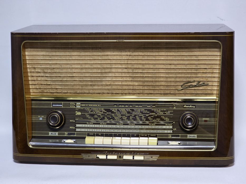 Rádio antigo reparado SABA