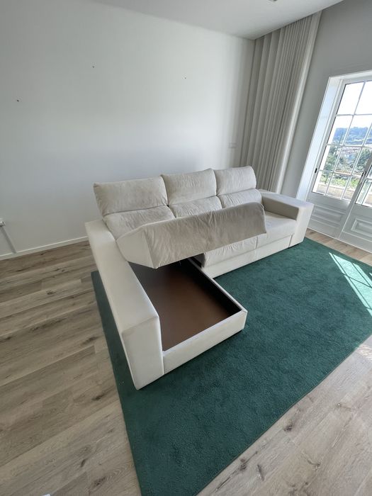 Sofa com chaise longue elevatorio