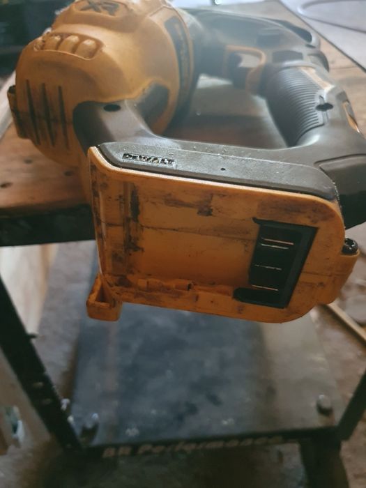 Piła łańcuchowa akumulatorowa dewalt dcmps520
