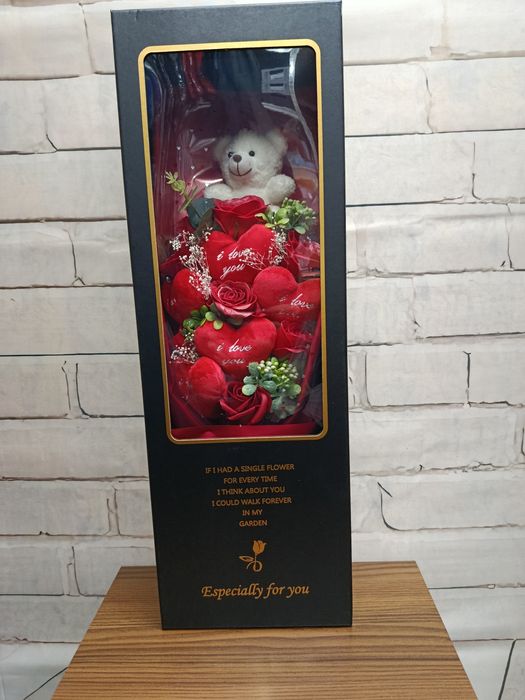 mydlany flower box bukiet z misiem i serduszkami
