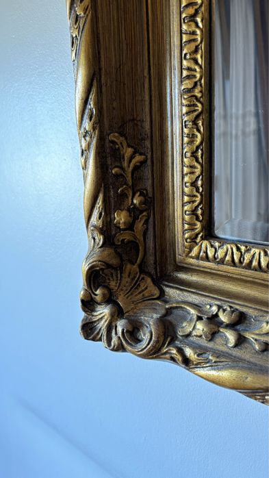 Espelho vintage com talha dourada