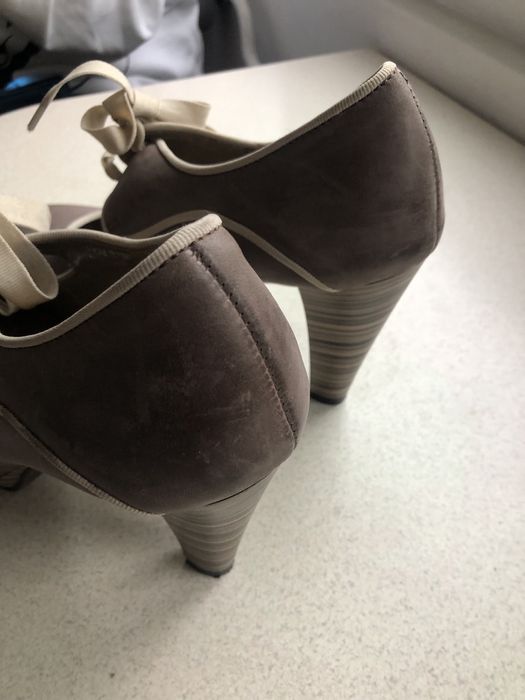 Buty na grubej szpilce połbuty wiązane czółenka używane 39 simen