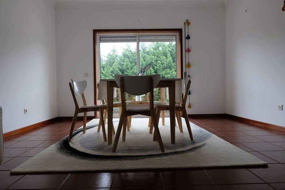 Mesa e cadeiras de sala de jantar