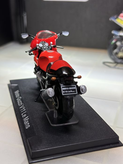 Miniatura Moto Guzzi V11 Le Mans na Escala 1/24 made by IXO