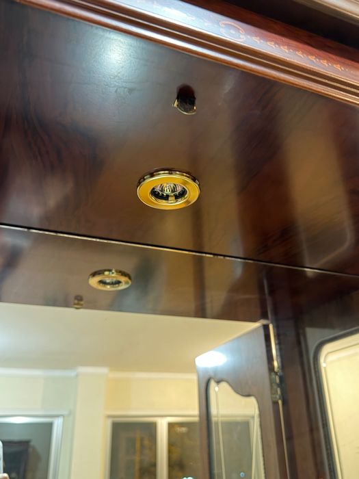 Cristaleira Clássica em Madeira – Excelente Estado – Com iluminação