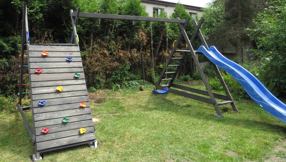 Plac zabaw; Huśtawka, ścianka wspinaczkowa, podest pod ślizg
