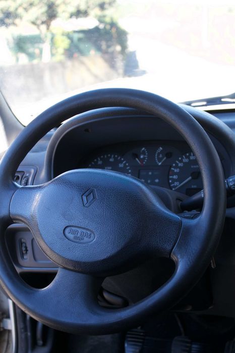 Renault Clio 1.2 (Ano 2000 / Mês 12) – Para Peças ou Reparação
